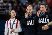 La atleta de china Zhou Yaqin mordió la medalla luego de ver a las italianas hacer lo mismo.