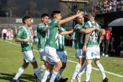 Damián Díaz celebra su gol con sus compañeros en Banfield.