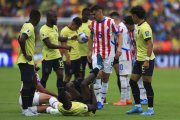 Moisés Caicedo (abajo) de Ecuador se lamenta luego de una falta en el partido de las eliminatorias sudamericanas para el Mundial de 2026 ante Paraguay