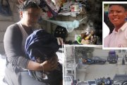 Sentada en la cama de su hijo, la madre mira con tristeza su uniforme y la mochila aún llena de cuadernos.