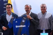 César Avilés (d) será el encargado de dirigir a Emelec tras la renuncia de José Pileggi (c).
