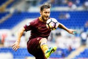 Fotografía de archivo fechada el 11 de septiembre de 2016, que muestra al futbolista italiano Francesco Totti mientras controla un balón durante un encuentro de Serie A disputado entre el AS Roma y la Sampdoria, en el estadio Olímpico de Roma (Italia). El conjunto de la Serie A, el AS Roma, confirmó hoy, 3 de mayo de 2017, que Francesco Totti se retirará a final de temporada. El futbolista de 40 años ha marcado 250 goles en 616 partidos con la camiesta de la Roma, club con el que debutó en 1993.