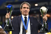 En técnico de Pachuca Guillermo Almada con los trofeo de la Challenger Cup que ganó ante Al-Ahly