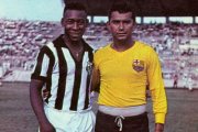 Pelé y Luciano Macías en el estadio Modelo, en agosto 1962.