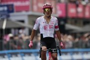 Richard Carapaz celebra tras la victoria al cruzar la meta de la 11ª etapa del Giro de Italia de Viareggio a Castelnovo ne' Monti.