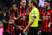 Pervis Estupiñán (i) reclamó la expulsión al árbitro en AC Milan vs Napoli.