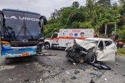 Bus de la cooperativa La Unión y un Jeep colisionaron en la vía E-20, sector El Vergel. Bomberos de Quinindé acudieron al rescate y trasladaron a los heridos al hospital.