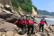 Rescatistas del Cuerpo de Bomberos de Atacames realizan la extracción del cadáver en el Peñón del Suicida.