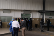 Agentes del Grupo de Intervención y Rescate dan resguardo al detenido en el hospital de Especialidades Guayaquil. "Dr. Abel Gilbert Pontón".