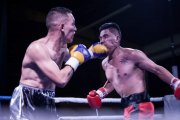 Muñoz (de guantes amarillos) registra 12 peleas ganadas en la categoría 140 libras Superligero.