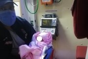 La niña fue atendida por paramédicos y luego llevada hasta un centro médico.