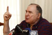 Rueda de prensa de Abdala Bucarám, donde se pronuncia de la detención de su hijo Jacobo.