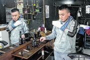 El joven no puede sostener una tijera, lo que le imposibilita trabajar en la peluquería.