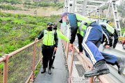 Los agentes muestran cómo se movieron para sacar a la señora del filo del puente.