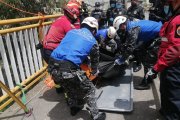 El cuerpo fue sacado desde el fondo de la quebrada con ayuda de los bomberos y policías. Luego lo trasladaron hasta la morgue.