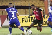 Deportivo Cuenca venció en los descuentos a Emelec y le dio la mano al equipo torero.