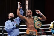 El tricolor Carlos Góngora con el cinturón como campeón peso mediano de la Organización Internacional de Boxeo (OIB).