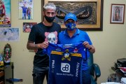 Juan Ignacio Vieyra ya recibió la camiseta de Delfín de manos del presidente José Delgado.