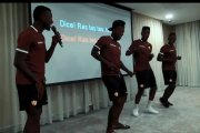 Los nuevos jugadores de Barcelona tuvieron que cantar y bailar