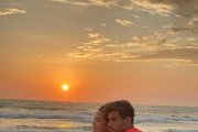 La ùltima foto que subieron a las redes Alandra Jaramillo y Efraín durante un paseo por la playa.
