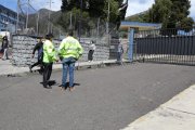 Policías llegaron a la morgue para conversar con los parientes del fallecido.
