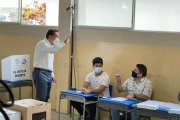 Jaime Nebot votó en el colegio 9 de Octubre.