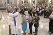 Creyentes reciben la bendición de la ceniza.