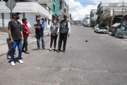 Los vecinos reclaman por los trabajos incompletos en la vía principal de La Roldós, norte de Quito.