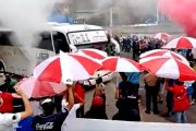Un grupo de hinchas de Liga de Quito llegó al complejo albo para 'apretar' a los jugadores.