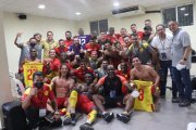 La celebración de los jugadores y el cuerpo técnico del Papá tras clasificar a la fase de grupos de la Copa Sudamericana.