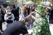 A los vacunados contra el covid-19 en Estados Unidos les dieron marihuana gratis.