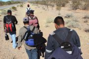 Los migrantes cruzan en grupos por la frontera. Se exponen a los peligros propios de los desiertos e incluso deben lidiar con la maldad de cárteles narcodelictivos, como Los Zetas.