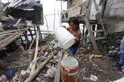 Varios moradores de la cooperativa 16 de Abril de Durán, se abastecen con agua del río Babahoyo.