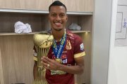 John Narváez posa con el título del torneo Apertura del campeonato colombiano.