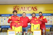 Fabricio Fontanini (i) y Gonzalo Verón (d) recibieron las camisetas del Papá de manos del gerente Andrés Báez y del técnico Héctor Bidoglio.