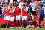 Los jugadores de la selección danesa realizaron un "muro" mientras los paramédicos atendían a Eriksen, el 12 de junio pasado.