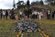 Chonta Negra fue el primero de los curanderos en pasar sobre el fuego.