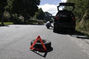 Los conductores deben cambiar las llantas que se revientan por no poder esquivar los baches.