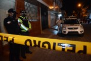 Policías cercaron la escena y levantaron indicios dentro de la vivienda donde ocurrió el hecho.