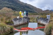Desde la mañana, técnicos de la Empresa de Agua Potable realizan la limpieza de la zona afectada.