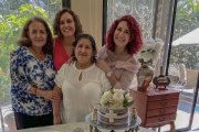 Las hermanas junto a su mamá y su nana luego de la primera comunión.