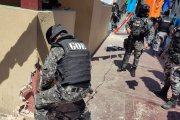 Hallazgo. Policías del Grupo de Operaciones Especiales (GOE) encontraron armamento en las cárceles de Guayaquil y Cotopaxi.