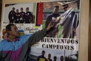 Juan Rosero con uno de los afiches que tiene en su casa, en los que destaca los triunfos de su hijo Sebastián junto a Darwin Castro.