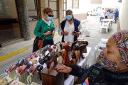 Visitantes observan las artesanías de una de las emprendedoras.