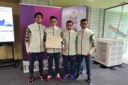 Darwin Castro (c) con el diploma junto a sus guías Diego Arévalo (i) y Santiago Rosero (d), y el entrenador Julio Chuqui.