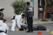 El cuerpo de la víctima quedó en media calle. Fue cubierto con una bolsa negra.