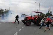 Campesinos sacaron 'soplados' a los policías con palo y piedra. Los uniformados les respondieron con gases lacrimógenos.