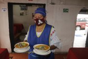Rosa Álvarez ofrece comidas típicas todas las mañanas desde hace 10 años.
