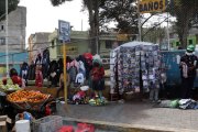 Los  comerciantes ocupan casi la totalidad de la avenida principal del barrio.