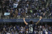 El atacante de Emelec celebra ante la afición millonaria, tras el triunfo frente a Barcelona.
